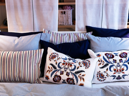 Cuscini a righe, tinta unita o a fantasia, ideali per abbellire il letto.