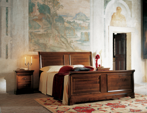 Struttura letto in stile antico realizzata in legno scuro.