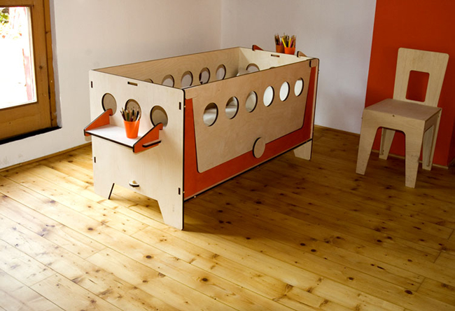 Il lettino-culla che diventa scrivania proposto dal marchio Totem