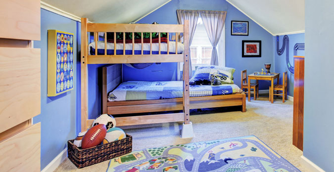 Ampio letto a castello in legno